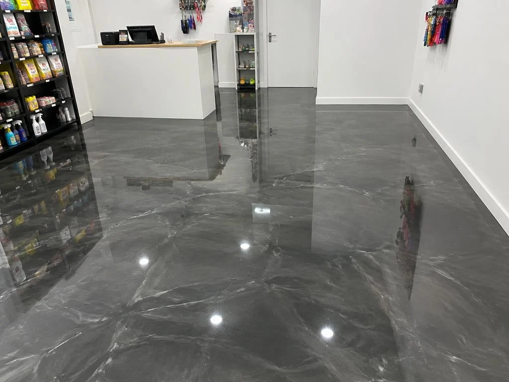 Sala com piso de revestimento epóxi MarmoreFlex em tom bege perolado com alto brilho