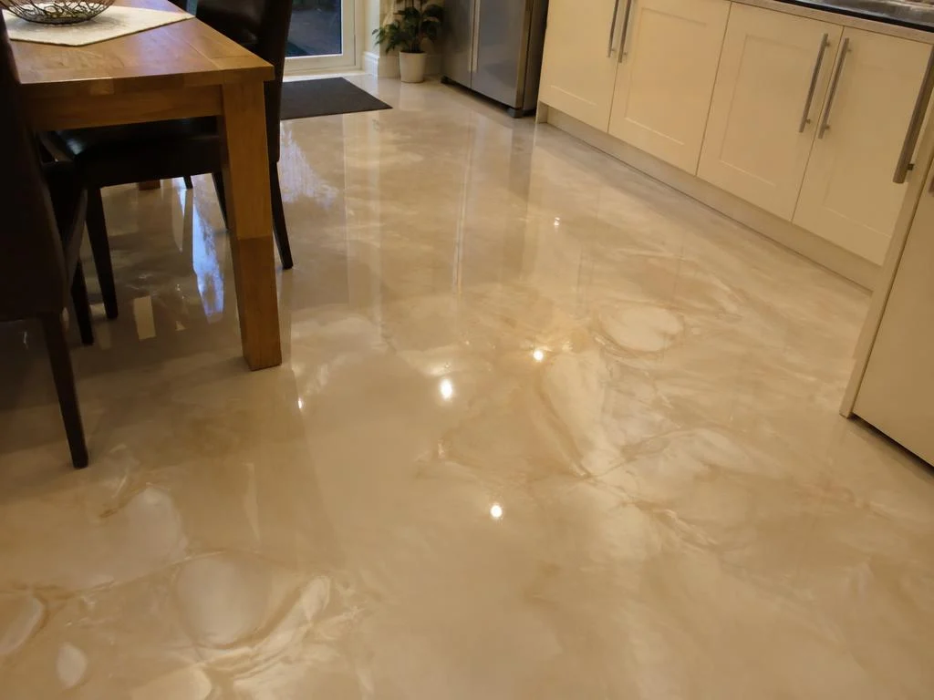Sala com piso de revestimento epóxi MarmoreFlex em tom bege perolado com alto brilho
