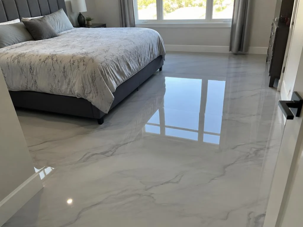 Quarto com piso epóxi cinza claro efeito mármore