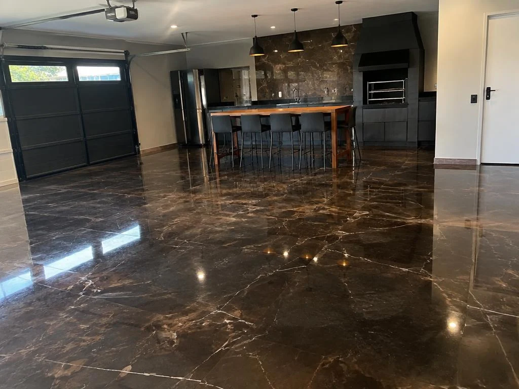 Espaço gourmet com piso epóxi marrom imperador brilhante