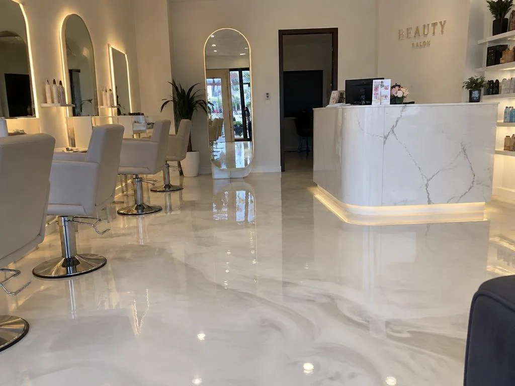 Salão de beleza com piso epóxi branco perolado