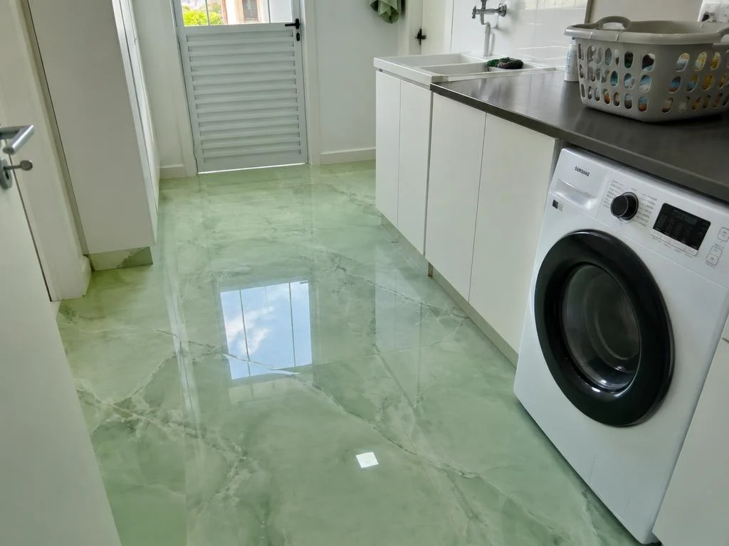 Área de serviço com piso epóxi verde claro efeito mármore